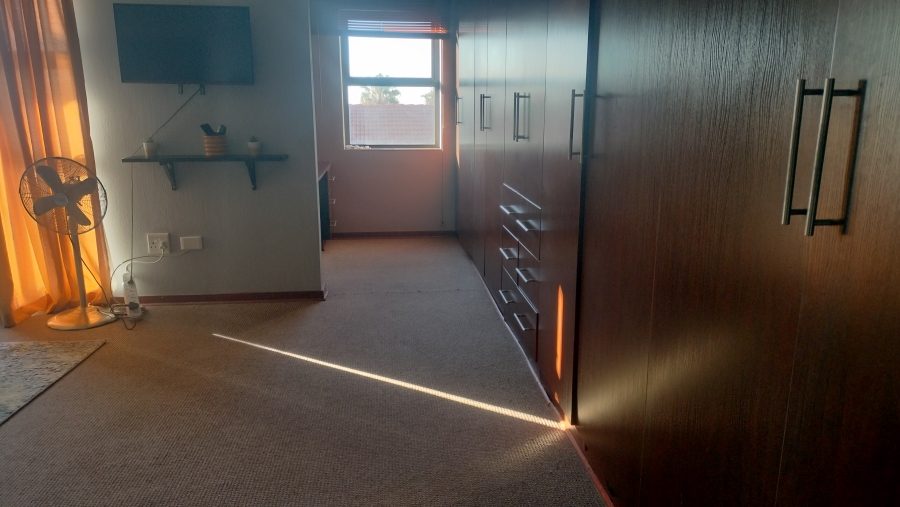 To Let 4 Bedroom Property for Rent in Safari Gardens North West